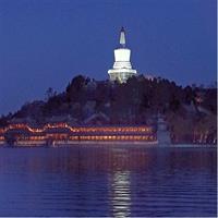 4-hour Evening Tour: Jingshan Hill, Beihai Park &amp; Hutongs Street Food Tour