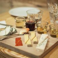 Bordeaux Gourmet Experience : tasting of French cheeses &amp; wines