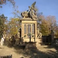 /images/packages/czechrepublic/prague-vysehradcemeterymonument-500.jpg