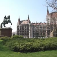 /images/packages/hungary/budapest-parliamentfrontstatue-500.jpg