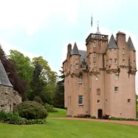 /images/packages/scotland/aberdeen-craigievarcastlecloudy-500.jpg