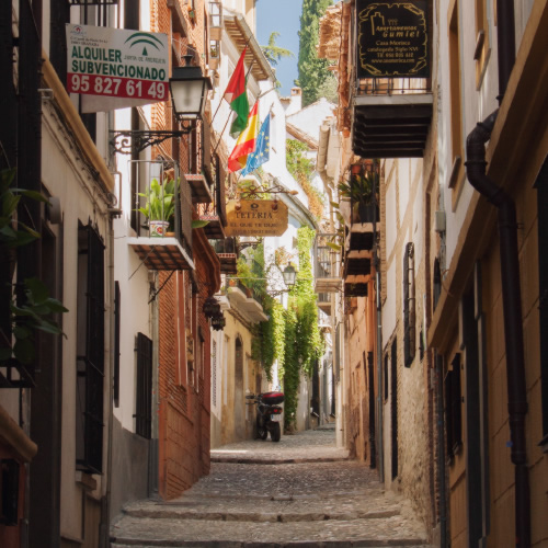 /images/packages/spain/granada-albaicin-street-500.jpg
