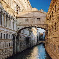/images/packages1/italy/venice-bridgeofsighsview-500.jpg