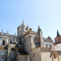 /images/packages1/portugal/evora-cathedralsideview-500.jpg