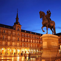 /images/packages1/spain/madrid-plazamayormonumentnight-500.jpg