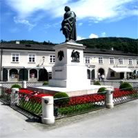 /images/sightseeing/austria/salzburg-mozartsquareview-500.jpg